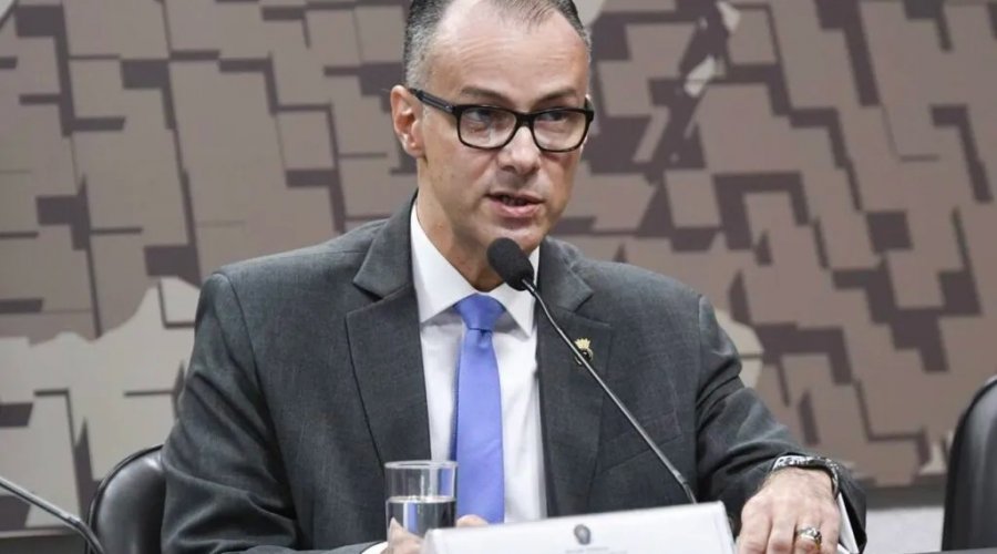 [Presidente da Anvisa rebate ataque de Bolsonaro e cobra retratação]