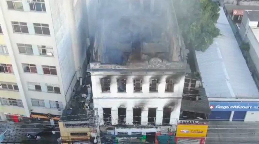 [Casarão é destruído por incêndio no Centro de Salvador]