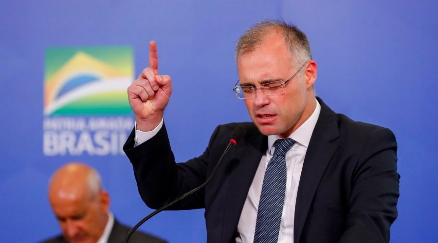 [“Ministro terrivelmente evangélico decidirá pautas sobre ideologia de gênero”, celebra Bolsonaro]