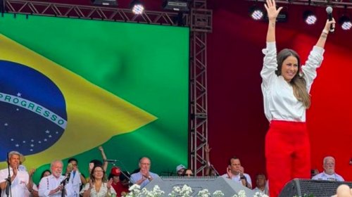 [Alinne Rosa canta Hino Nacional em evento político com Lula na capital baiana]