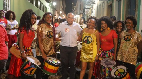 [Tambores das bandas feminina do Olodum e Didá tocam em homenagem à Alaíde do Feijão no Dia Int...]