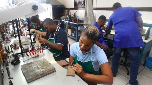 [Centro Gemológico da Bahia e Senai promovem curso de Lapidação Semi Mecânica Básica]