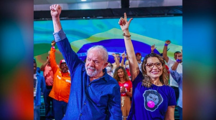[Lula e Janja assinam carta em defesa da Democracia]