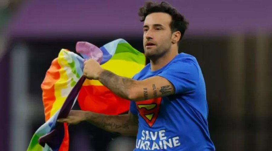 [Torcedor invade campo com bandeira LGBTQUIAP+ no Catar]