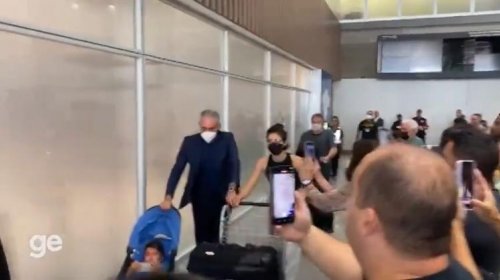 [Tite desembarca no Brasil aplaudido por torcedores]