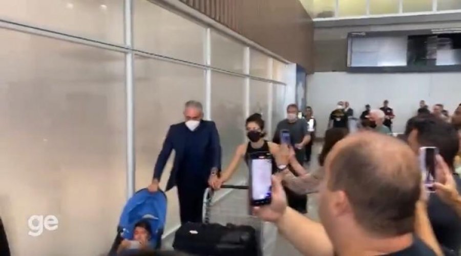 [Tite desembarca no Brasil aplaudido por torcedores]