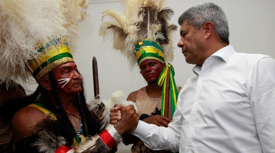 [Em primeira visita ao interior, Jerônimo participa das comemorações pelos 200 anos de Independência da Bahia em Itaparica]