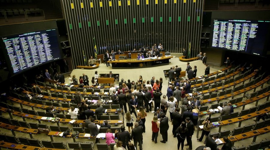 [Estudo mostra como as parlamentares brasileiros são ofendidas nas redes sociais]