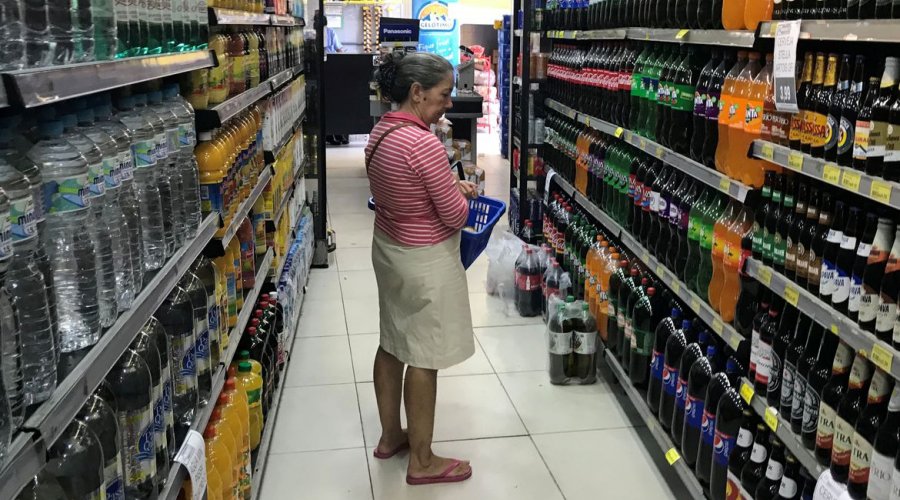 [Embalagens ocultam parte dos aditivos em alimentos vendidos no Brasil]