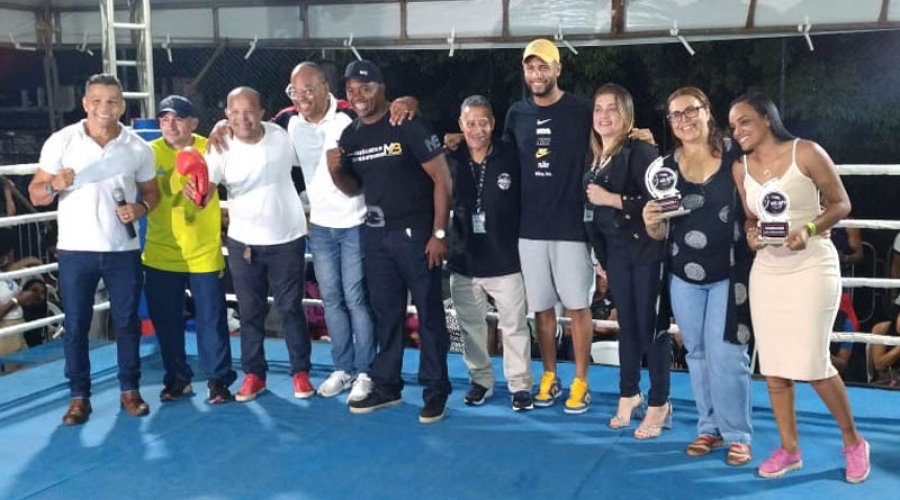 [Torneio de boxe em Pernambués revela atletas do bairro e arrecada mais de 1,5 tonelada de alimentos]