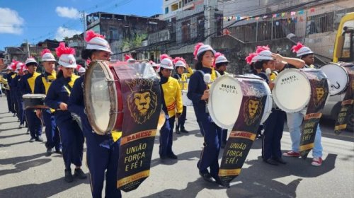 [Estudantes participam de encontro intercolegial de fanfarras em Salvador]