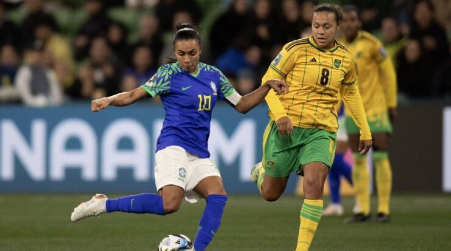 [Após derrota da seleção, Lula diz que seguirá investindo ‘ainda mais’ no futebol feminino]
