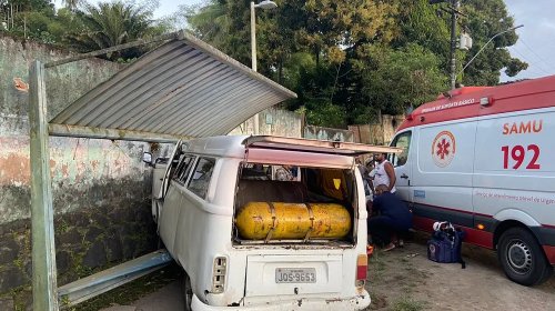 [Criança fica ferida após transporte escolar bater em muro na BA]