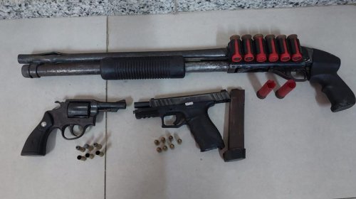 [Policiais militares libertam refém e três criminosos são mortos]