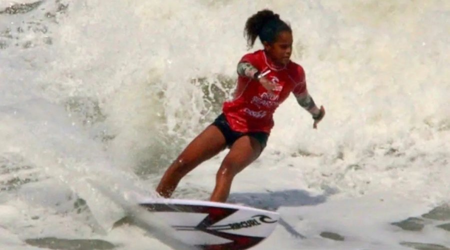 [Surfista baiana conquista título inédito para o estado]