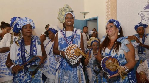 [Afoxé Filhas de Gandhy anuncia tema do Carnaval e apresenta traje]