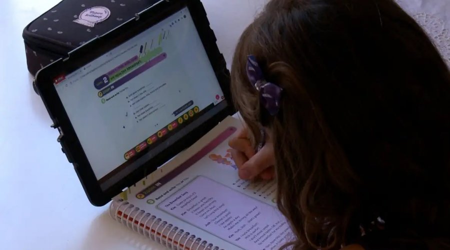 [Estudantes de famílias pobres vão receber chips para acesso à internet]