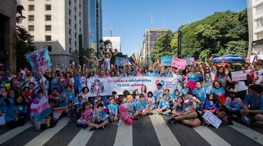 [Pessoas trans não nascem com 18 anos’, diz mãe que criou a primeira ONG do Brasil voltada a crianças trans]