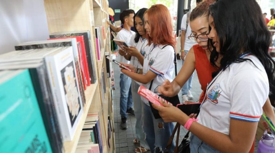 [Governo da Bahia vai distribuir dez mil vales-livro para estudantes e professores durante Bienal]