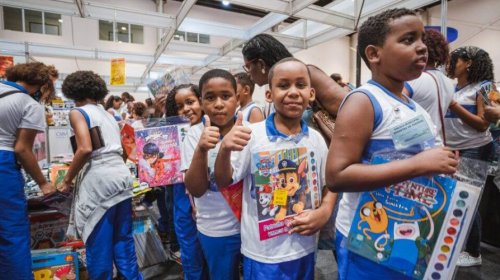 [Cerca de 10 mil vales-livro serão distribuídos na Bienal Bahia para alunos da rede municipal]