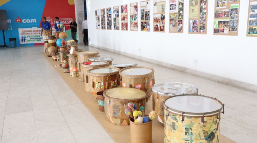 [Artista plástico transforma materiais reutilizáveis em arte]