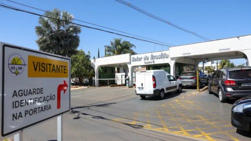 [Moraes manda vistoriar carros e área externa da casa de Bolsonaro]
