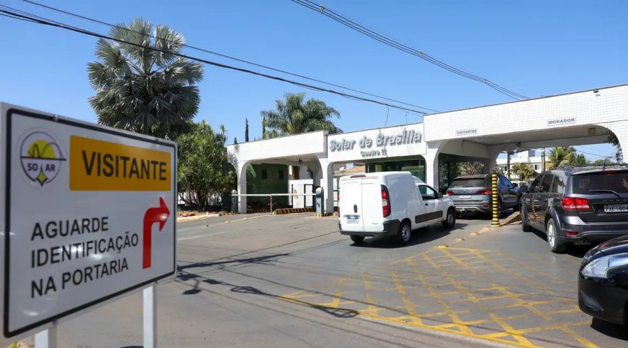 [Moraes manda vistoriar carros e área externa da casa de Bolsonaro]