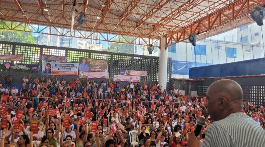 [Falta de consenso com a APLB leva Câmara de Salvador a adiar votação sobre plano do magistério]