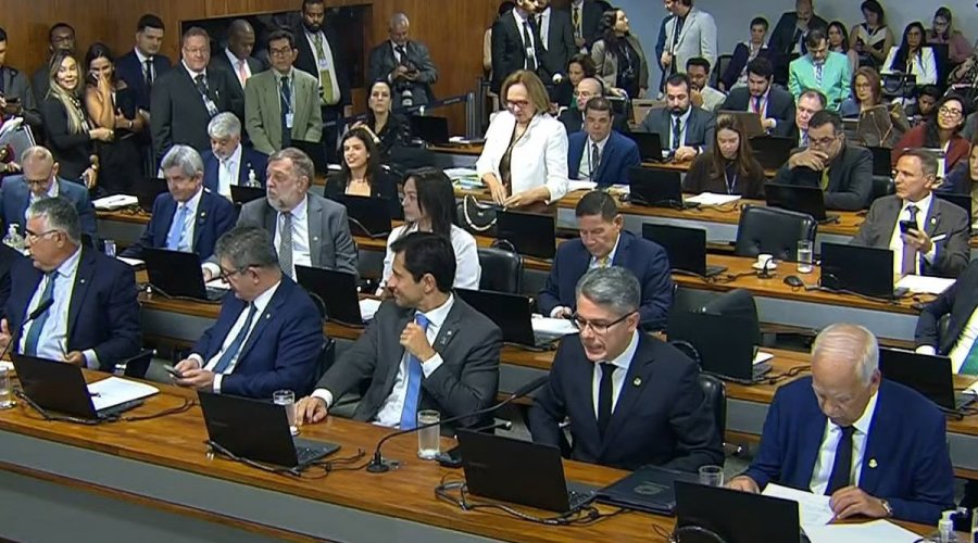 [Sob pressão popular, CCJ do Senado rejeita PEC da Blindagem por unanimidade]