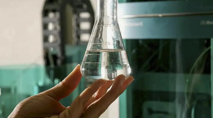 [Polícia investiga uso de metanol na limpeza de garrafas reaproveitadas em esquema de falsificação]