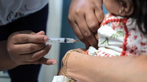 [Vacina contra HPV reduz até 67% das lesões pré-cancerosas e 58% dos casos de câncer de colo do...]