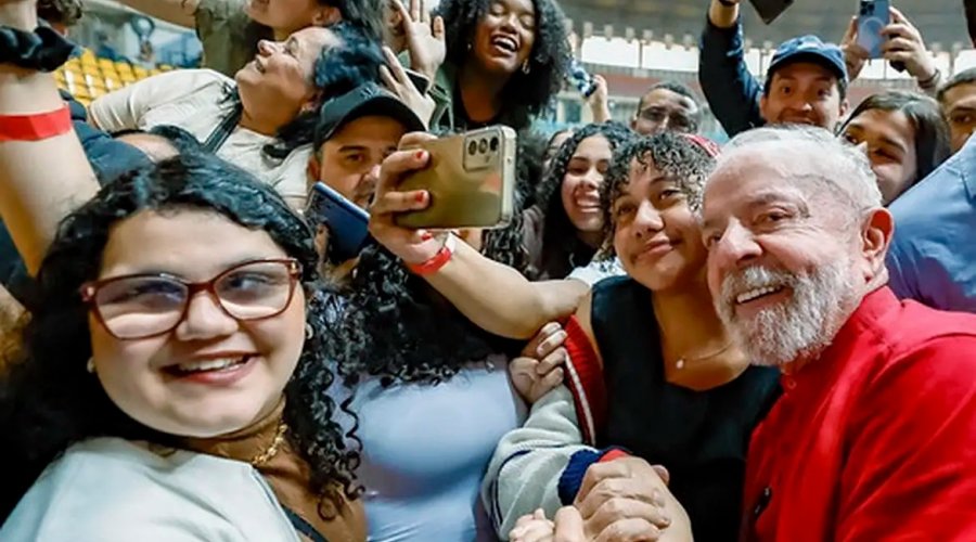 [Lula: educação e política são pilares para país ter um futuro melhor]