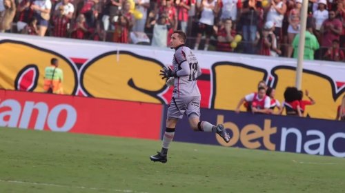 [Thiago Couto assume o gol do Vitória e encara desafio após lesão de Lucas Arcanjo]