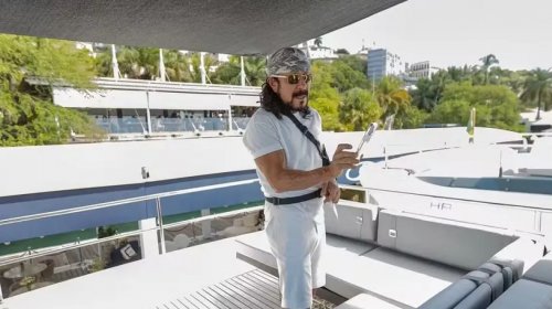 [Bell Marques adquire lancha de luxo avaliada em R$ 14 milhões]