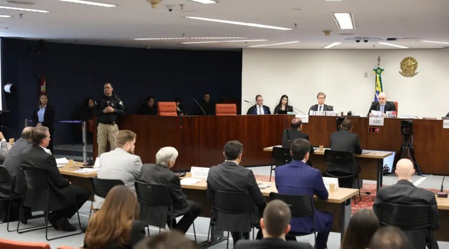 [STF rejeita recurso e mantém condenação de Bolsonaro na trama golpista]