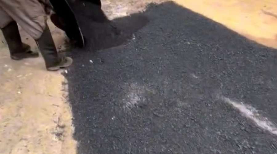 [População da Rua Nova, em Pernambués, celebra buraco tampado que dificultava a locomoção]