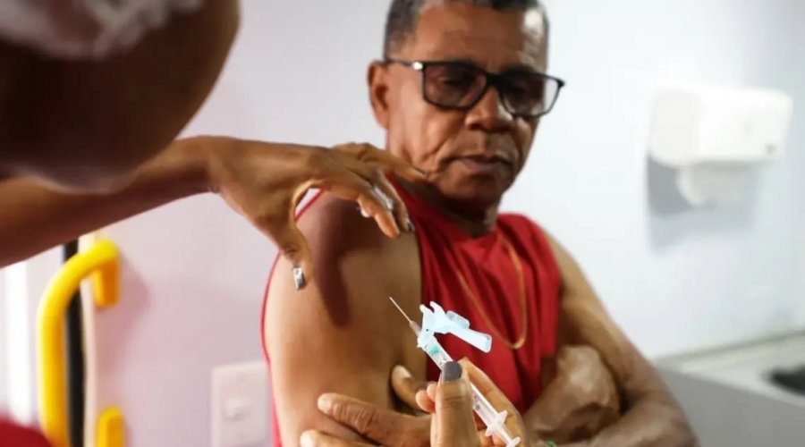 [Bahia registra mais de 208 mil doses aplicadas contra a gripe no Dia D]
