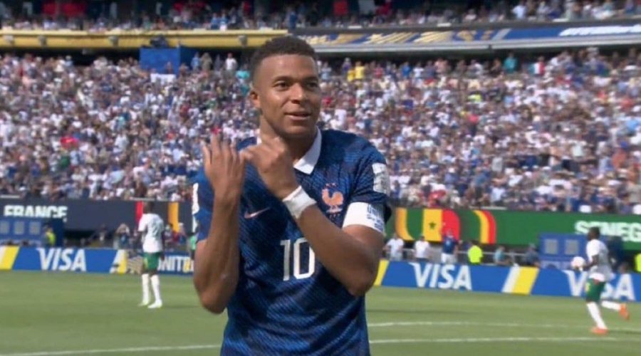 [Mbappé brilha na estreia da França, supera Pelé e Messi e entra para a história das Copas]