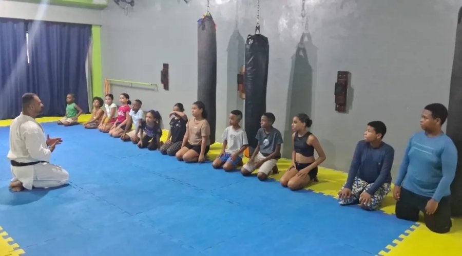 [Sensei baiano retorna às origens e transforma a vida de jovens por meio do karatê em Salvador]