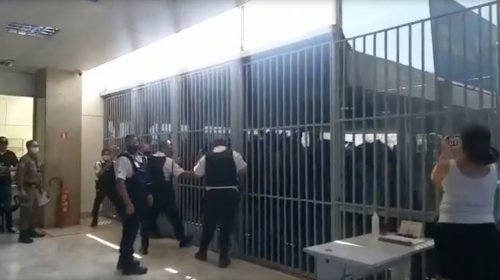 [Bolsonaristas tentam invadir Ministério da Saúde em Brasília; veja vídeo]