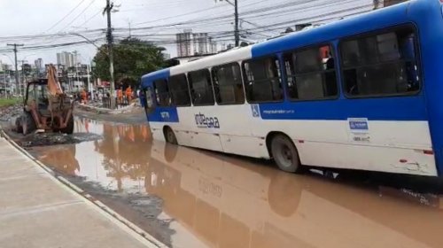 [Veja vídeo: ônibus fica preso em buraco na região da Sete Portas]