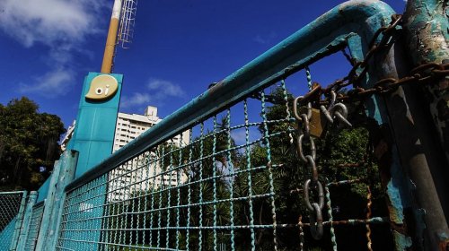 [Veja vídeo: bandidos depredam e roubam diariamente equipamentos da antiga da sede da Oi no Cab...]